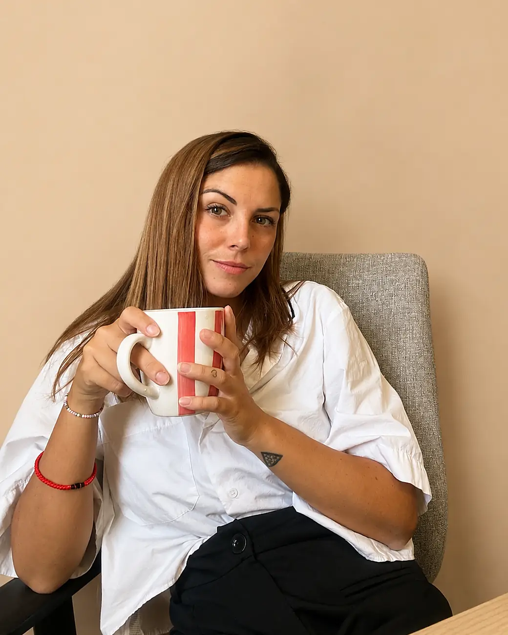 Léa De Cadenet, thérapeute en kinésiologie, dans son cabinet à Romans-sur-Isère